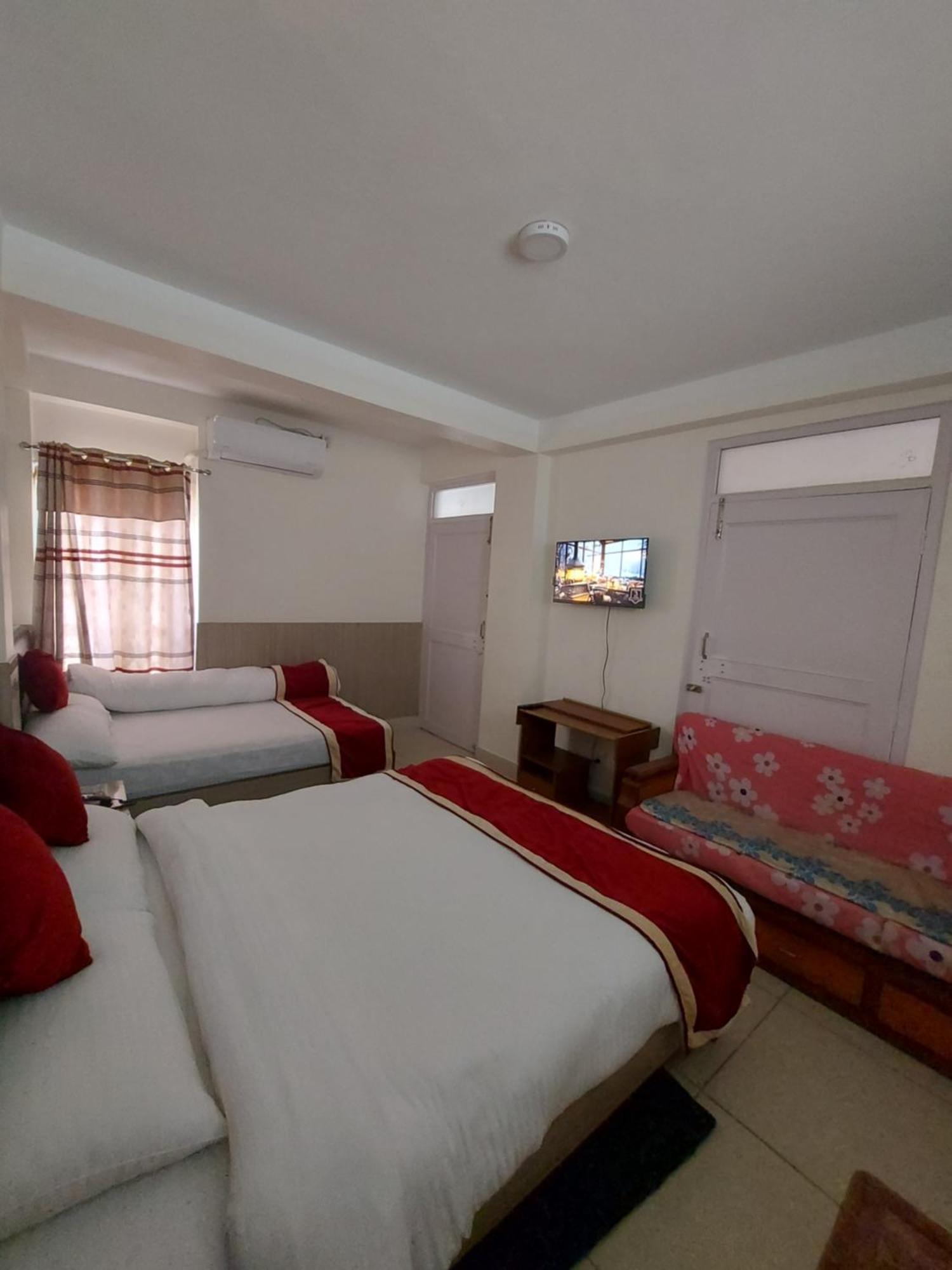 Om Bramha Hotel Kathmandu Bagian luar foto
